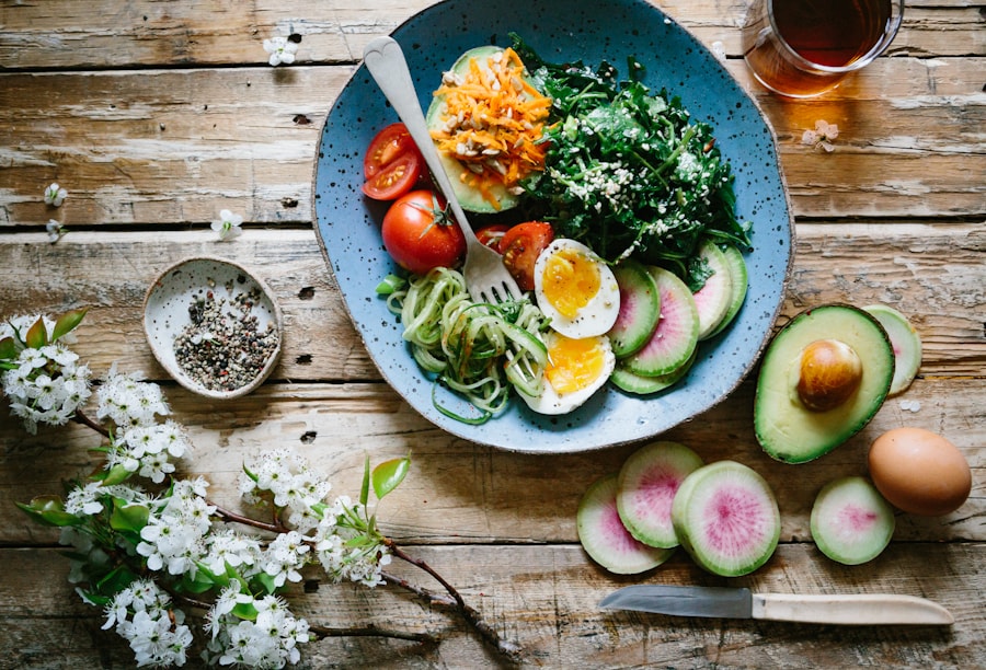 Mesa de café da manhã com frutas, ovos e pães